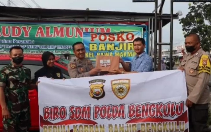 Personel Biro SDM Polda Bengkulu saat Beri Paket Sembako ke Warga Terdampak Banjir