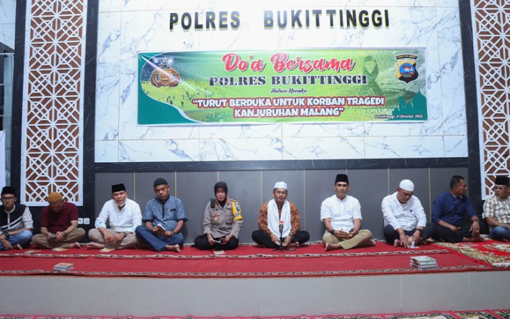 Polres Bukittinggi saat Gelar Do'a Bersama untuk Korban Tragedi Kanjuruhan Malang