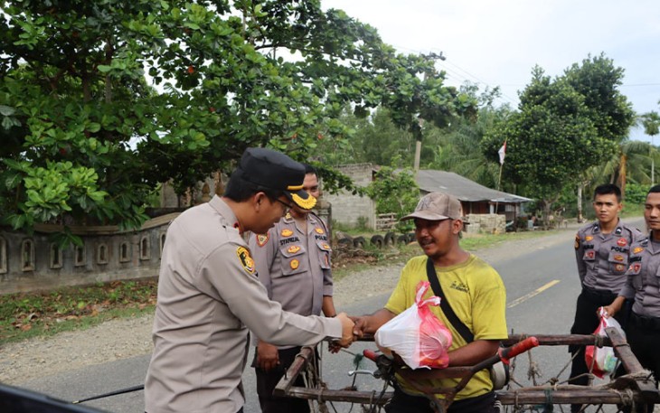 Polisi saat salurkan Paket Sembako ke Masyarakat