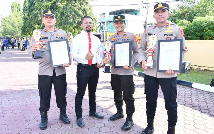 Kapolres Aceh Timur saat Serahkan Hadiah Pemenang Lomba Dalam Rangka Hari Bhayangkara Ke-76