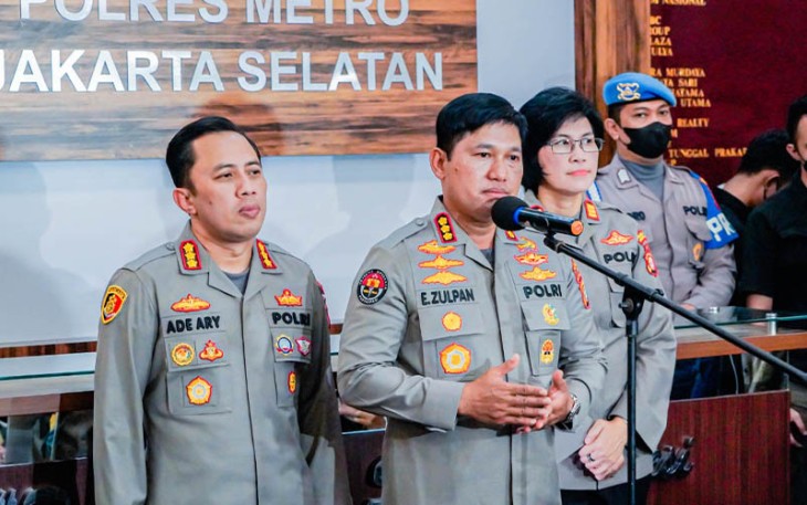 Kabid Humas Polda Metro Jaya Kombes Pol Endra Zulpan, S.I.K, M.Si., didampingi oleh Kombes Pol Ade Ary Kapolres Metro Jakarta Selatan dalam jumpa persnya, Rabu (12/10/2022).