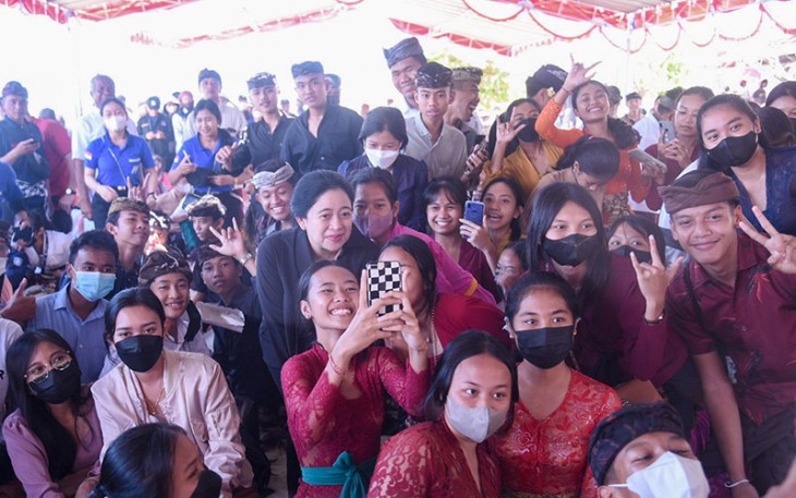 Puan Bersama Warga di Pantai Pandawa, Badung, Bali, Rabu (28/9/2022).