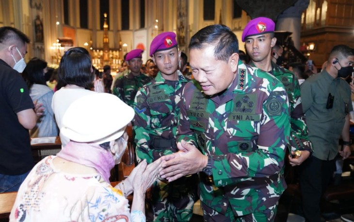 Panglima TNI Laksamana Yudo Margono saat meninjau pelaksanaan pengamanan dan Misa Natal 2022