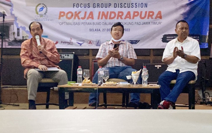FGD dengan tema Optimalisasi Peran Badan Usaha Milik Daerah (BUMD) Dalam Mendukung Pendapatan Asli Daerah Jawa Timur, di Makan Time Cafe Jalan Pregolan, Selasa (27/12). 