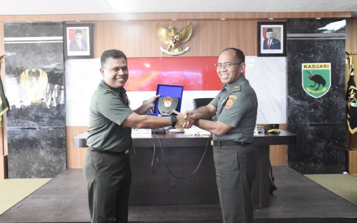 Kapoksahli Pangdam Kasuari, Brigjen TNI Wahyu Eko Purnomo saat terima Brigjen TNI Godman Siagian.