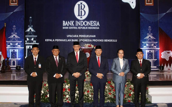 Gubernur Rohidin foto bersama saat hadir pada Upacara Pengukuhan Kepala Perwakilan Bank Indonesia Provinsi Bengkulu, Rabu (09/11). 