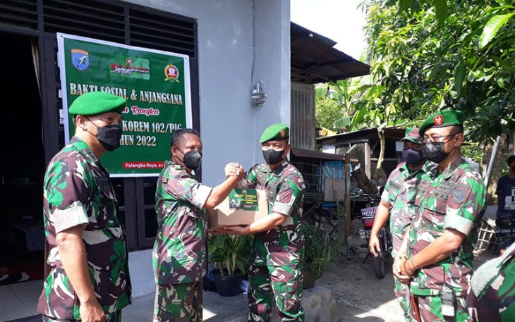 Bakti Sosial Kunjungi Anggota Kodim 1016 Palangka Raya yang Sakit 