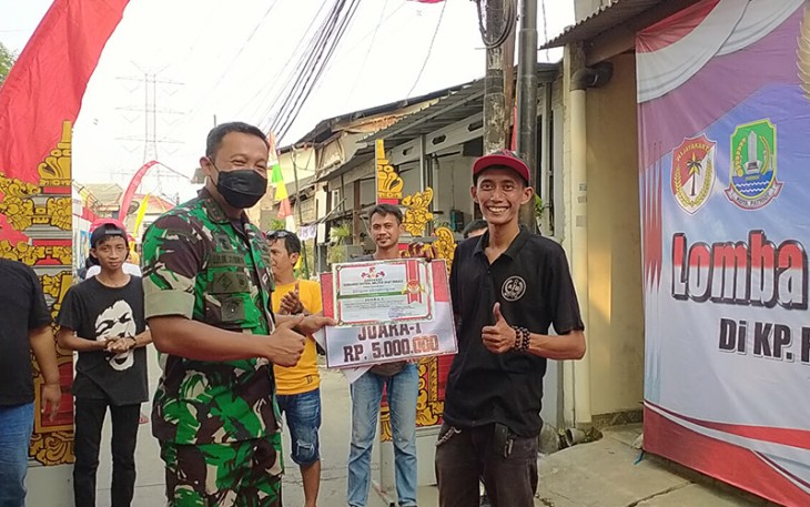 Dandim 0507/Bekasi saat Berikan Hadiah kepada Pemenang Lomba Mural Pancasila