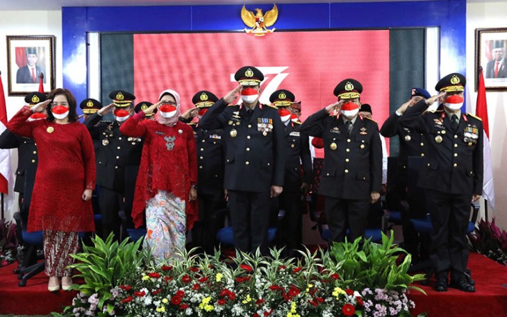 Sejumlah pejabat BNN RI saat mengikuti upacara peringatan HUT ke-77 Kemerdekaan Republik Indonesia secara daring dari kantor BNN, Cawang, Jakarta Timur, Rabu (17/8). 