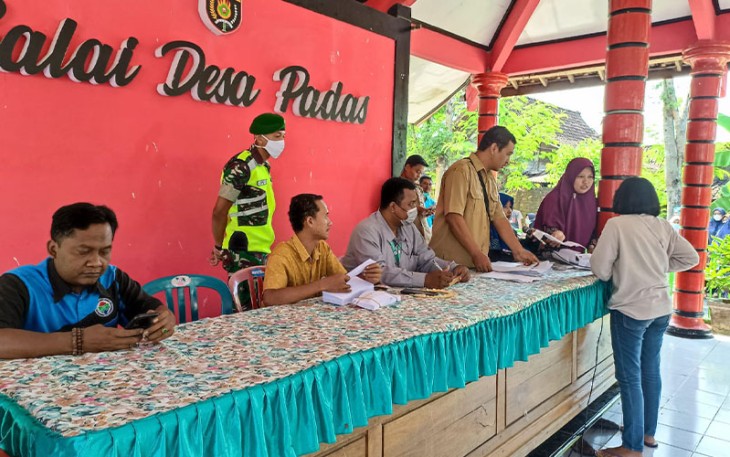 abinsa Koramil 04 Padas Kodim 0805 Ngawi saat Dampingi Penyaluran BLT DD 