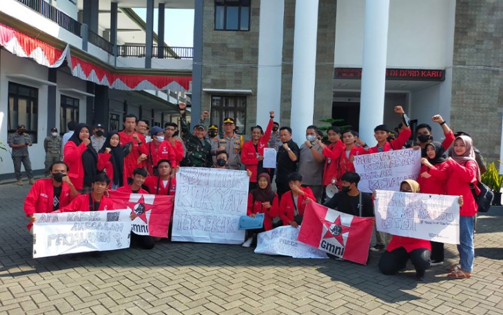 Foto bersama usai unjuk rasa