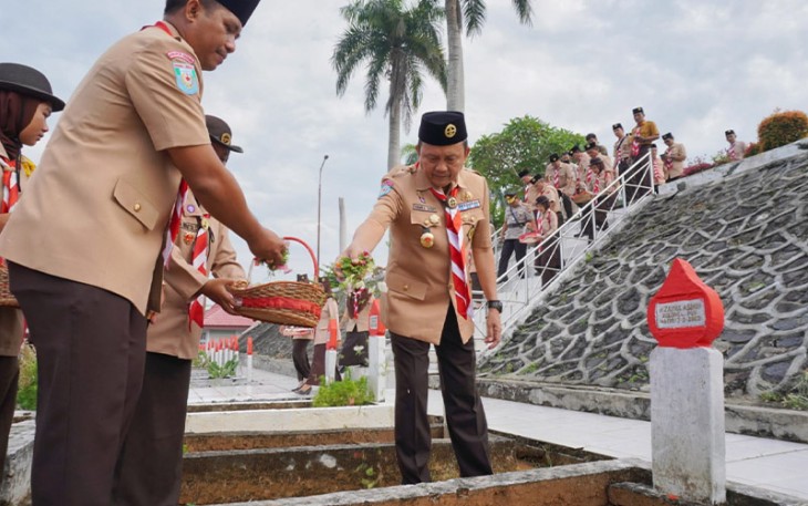 Ka. Kwarda Hamka Sabri Tabur Bunga di TMP Balai Buntar