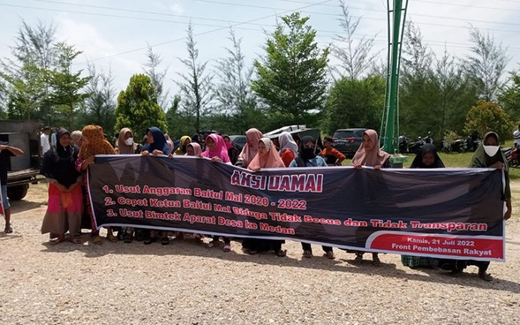 Aksi Damai Gabungan LSM dan Masyarakat di Kantor Bupati