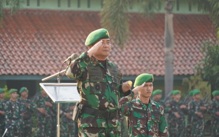  Brigjen TNI Tatang Subarna saat Jadi Irup Upacara Bendera di Lapangan Makorem 064/MY Jalan Maulana Yusuf No.9 Kota Serang pada Senin (19/9/2022).
