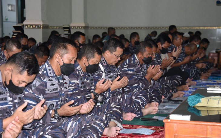Seluruh Prajurit Jajaran TNI AL saat Laksanakan Doa Bersama Hari Jadi ke-77