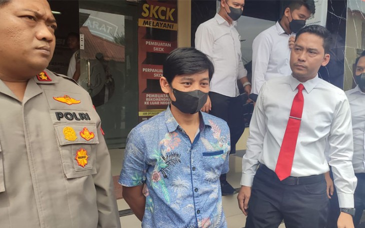 US (kenakan masker) saat mengakui perbuatannya dalam Konferensi Pers di Mapolres Bogor, Senin (21/11/2022).