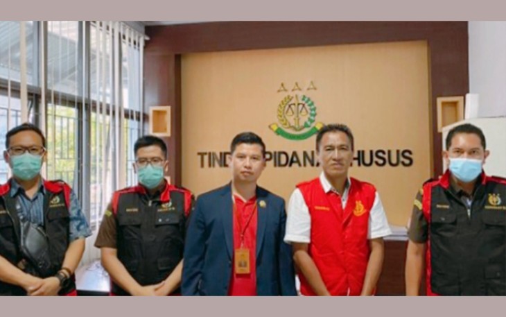 ALB (kenakan baju tahanan (dua dari kanan) saat ditahan Kejari Lambar, Selasa (30/8/2022).