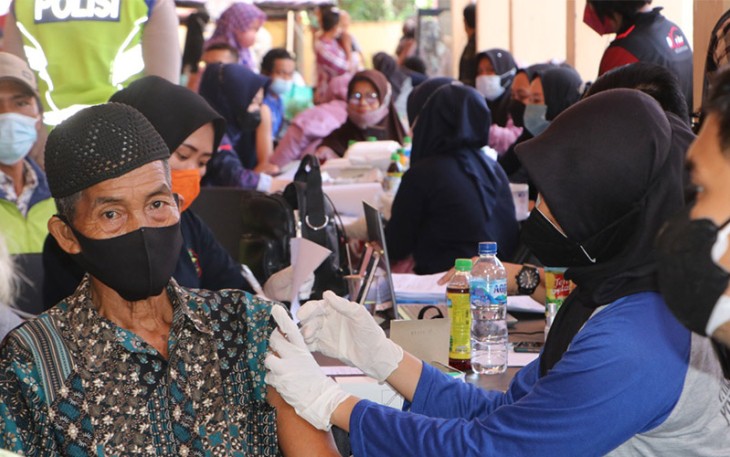 Salah seorang lansia di Bengkulu saat ikuti vaksinasi Covid-19