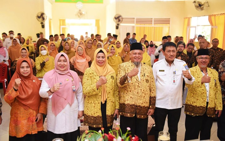 Hj.Dewi Kumalasari Ansar saat foto bersama