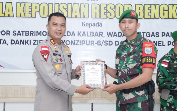 Wadan Satgas Pamtas Yonif 645/GTY saat Terima Penghargaan dari Kapolres Bengkayang