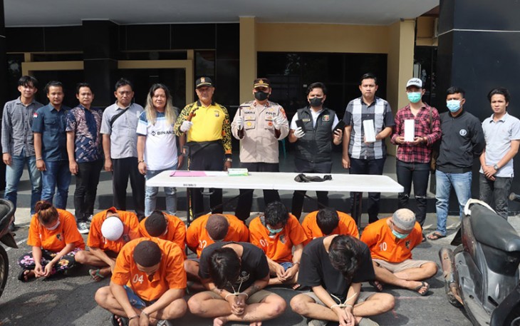 Wakapolres Bengkulu Kompol Hendri Syaputra, S.I.K, didampingi Kasat Reskrim Polres Bengkulu Welliwanto Malau, S.I.K., M.H, Serta Kasie Humas Polres Bengkulu AKP Sugiharto saat press conference kemarin Jum’at (14/10/22).