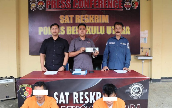 Kasat Reskrim Polres Bengkulu Utara Polda Bengkulu AKP Teguh Ari Aji, S.IK, didampingi Kasie Humas Polres Bengkulu Utara AKP Mukh Asnawi, saat menggelar press realese siang hari kemarin Selasa (12/12).