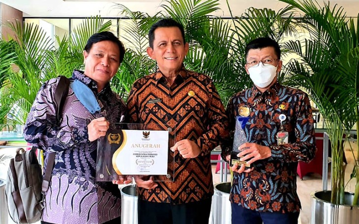 Gubernur Kepulauan Riau H.Ansar Ahmad, SE, MM (tengah) saat menerima anugerah Keterbukaan Informasi Publik dari Komisi Informasi Pusat 
