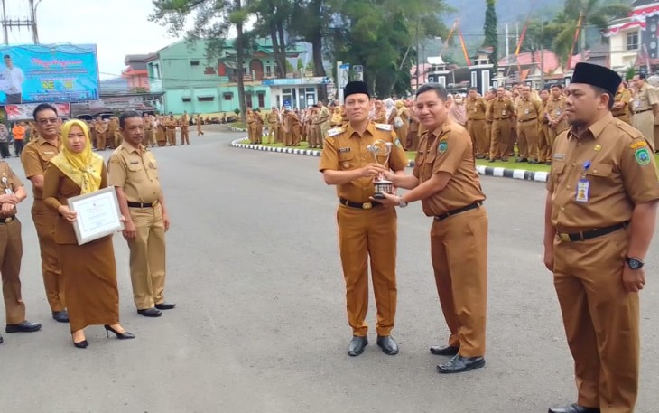 abup Pasaman Sabar AS saat memberikan penghargaan