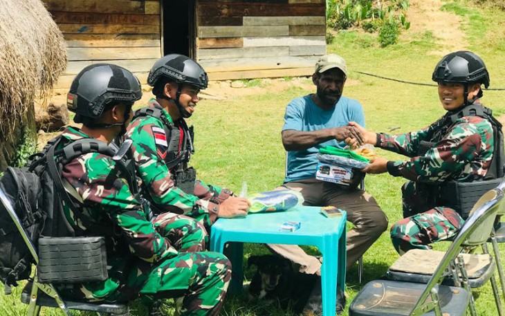 Satgas Yonif Mekanis 203/AK saat Anjangsana dan Komsos di Desa Balingga