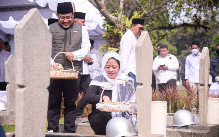 Puan saat Ziarah Makam Taufiq Kiemas Bersama Cak Imin di Taman Makam Pahlawan (TMP) Kalibata, Jakarta Selatan, Minggu (25/09/2022).