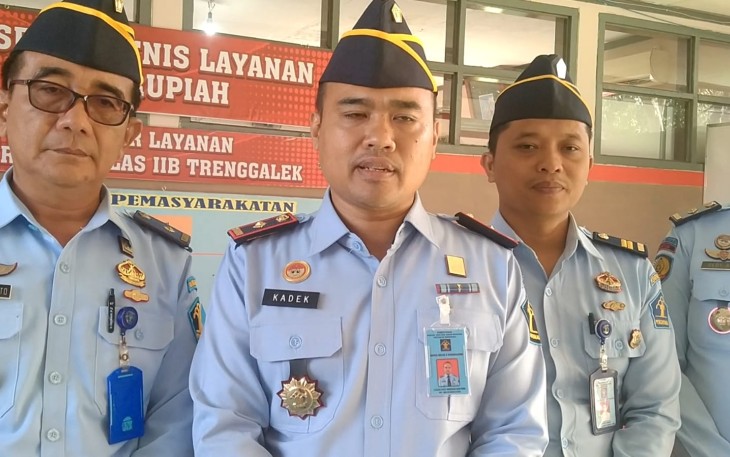 Kepala Rutan Kelas IIB Trenggalek, I Kadek Dedy Wirawan Arintama, bersama jajarannya, saat dikonfirmasi di Rutan Kelas IIB Trenggalek, Rabu (22/2/2023). (Foto Hardi Rangga klikwarta.com).
