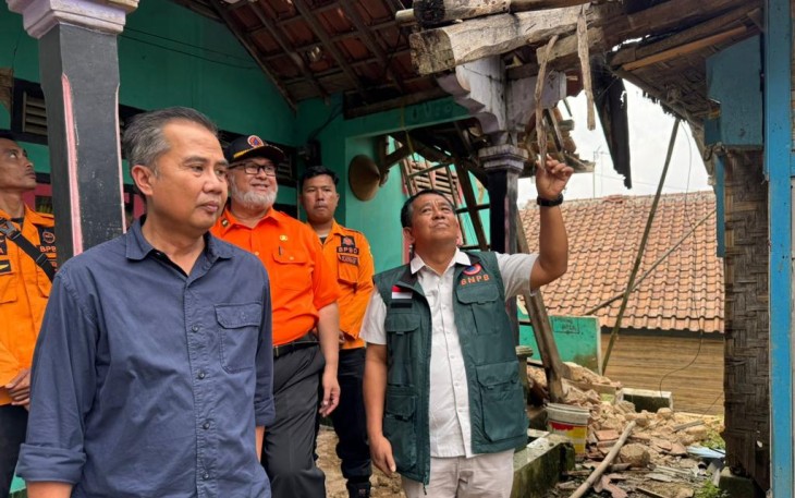 Deputi Bidang Penanganan Darurat BNPB Mayjen TNI Fajar Setyawan (rompi hijau) bersama Pj. Gubernur Jawa Barat Bey Machmudin (kemeja biru dongker) meninjau lokasi terdampak gempabumi M 4.0 di Desa Purwabakti, Kecamatan Pamijahan, Kabupaten Bogor, Sabtu (9/12). FOTO: BPBD Provinsi Jawa Barat
