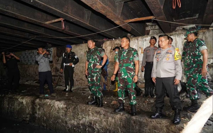 Pangdam Jaya Mayjen TNI Mohamad Hasan mendampingi Kasad Jenderal TNI Maruli Simanjuntak, M.Sc., meninjau lokasi Karya Bakti yang dilaksanakan oleh personel Kodim 0501/JP bekerjasama dengan Polda Metro Jaya, Satpol PP, PPSU dan warga setempat di sepanjang sungai Anak Kali Krukut Tanah Abang Jakarta Pusat, Rabu (13/12/2023)