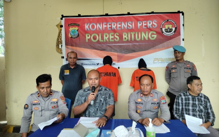 Kasat Reskrim Polres Bitung AKP Marselus Yugo Amboro SIK dengan di dampingi Kapolsek Aertembaga dan Kasi Humas Polres Bitung saat menggelar Konferensi Pers