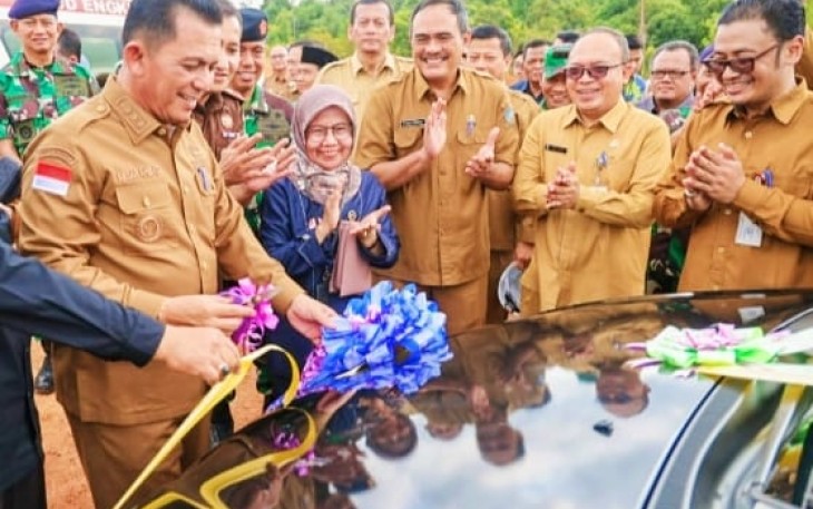 Gubernur Kepulauan Riau H. Ansar Ahmad melakukan seremonial Ground Breaking Pembangunan Gedung Rawat Inap Jiwa dan Perkantoran RSKJKO EHD Provinsi Kepulauan Riau di Tanjung Uban, Bintan, Selasa (16/05).