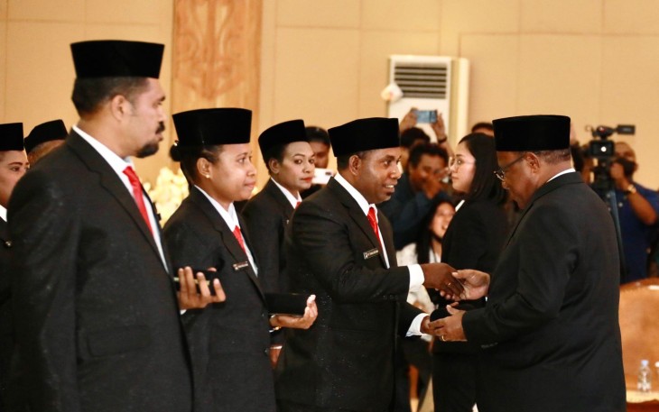 Wamendagri John Wempi Wetipo saat melantik 29 anggota MRP Papua Barat masa jabatan 2023-2028 di Gedung Auditorium Tim Penggerak Pemberdayaan dan Kesejahteraan Keluarga (TP PKK) Manokwari, Papua Barat, Kamis (9/11/2023).