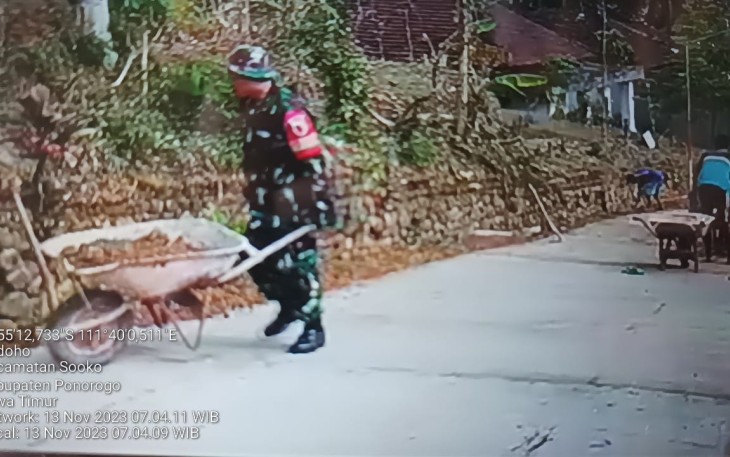 Partisipasi Babinsa Kodim 0802/Ponorogo Sukseskan Pembangunan Desa