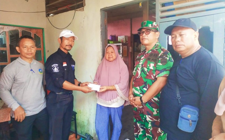 Danramil 07/Tambelan Kapten Inf Aswandi bersama Camat Tambelan Suhadi saat Serahkan Bantuan Kepada Korban Kebakaran di Tambelan