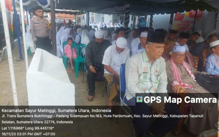 Personel Polres Tapanuli Selatan (Tapsel) tampak setia untuk hadir di tengah ratusan jamaah yang sedang mengikuti pengajian, Kamis (16/11/2023)