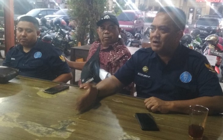 Caption : Ketua Koordinator RT/RW Desa Berjo, Sunarto (tengah), didampingi kuasa hukum warga Desa Berjo, BRM Kusumo Putro (kanan), saat memberikan keterangan kepada wartawan di Karanganyar, Kamis (13/7/2023)