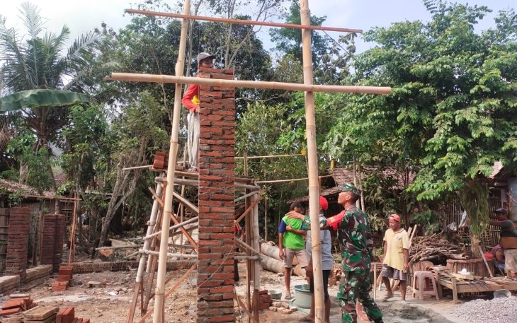 Babinsa Desa Notorejo Sertu Bambang anggota Koramil Tipe B 0807/14 Gondang bersama warga melaksanakan kerja bakti membangun rumah warga kurang mampu di Desa Notorejo Kecamatan Gondang Kabupaten Tulungagung Jawa Timur, Sabtu (09/12/2023)