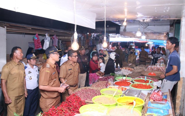 Pj. Wali Kota Payakumbuh, Rida Ananda, bersama Kadis Koperasi dan UKM, Pasi Intel Kodim 0306/50 Kota, Komandan Subdenpom 1/4 Payakumbuh, Kejaksaan dan SatPol-PP memantau ketersediaan dan harga kebutuhan pokok di Payakumbuh.