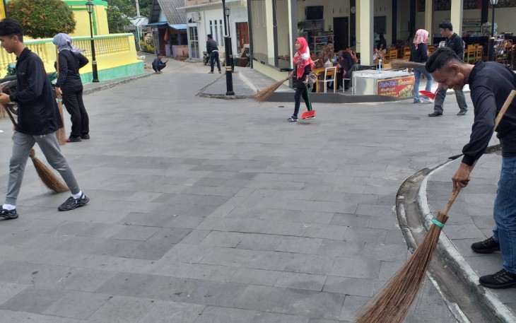 Puluhan Peserta Pelatihan Disbudpar saat Lakukan Aksi Gotong Royong di Kawasan Wisata Pulau Penyengat