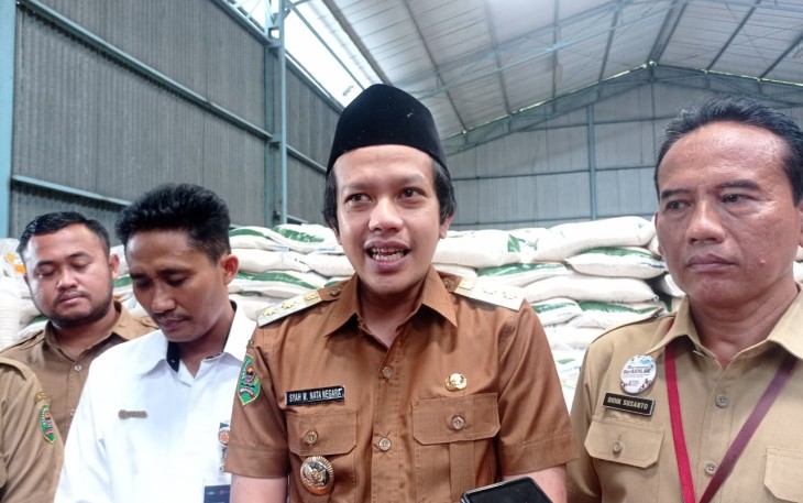 Wakil Bupati Trenggalek, Syah Muhamad Natanegara, saat dikonfirmasi setelah cek ketersediaan stok beras di Bulog Kabupaten Trenggalek, Senin (10/4/2023).