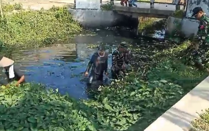 Koramil 0602-11/Tirtayasa Bersama Masyarakat Terjun Langsung Bersihkan Aliran Sungai 