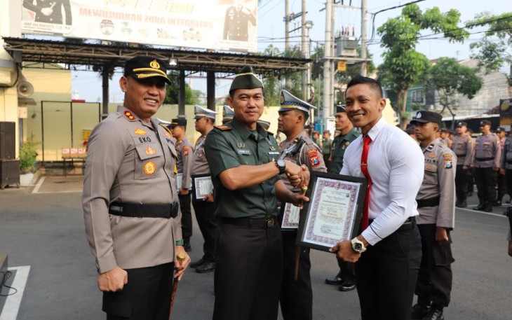 Kapolres Tulungagung AKBP Eko Hartanto, SIK, MH Berikan Penghargaan Kepada Anggota TNI dan Polri