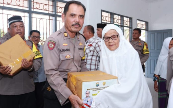 Plh Kabag Ops Polres Tapsel, AKP Sumanto Naibaho, SH, saat beri bantuan kepada salah satu penghuni Panti Jompo di Nurul Falah Tamosu Desa Panomuan Tonga, Angkola Timur, Kabupaten Tapsel.