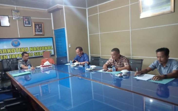 KBO Sat Resnarkoba Polres Tapsel, Ipda TP Saragih, SH, serta anggota, bersama TAT saat melakukan Assesmen penyalahgunaan Narkotika jenis Ganja.