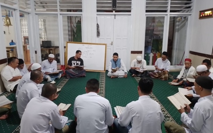 Kepala Lapas Kelas III Suliki, Kamesworo mengikuti majelis tadarus bersama warga binaan dan pegawai di Mushola Al-Inabah Lapas Suliki.