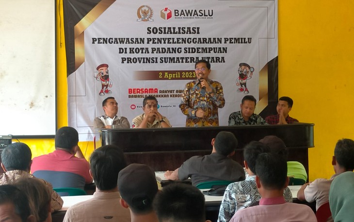 Anggota Komisi II DPR-RI Ongku P Hasibuan, saat menyampaikan materinya dalam Sosialisi Pengawasan Pemilu di Padangsidimpuan.